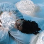 Pourquoi Ressentons-Nous le Besoin de Se Couvrir Même Quand il Fait Chaud ?